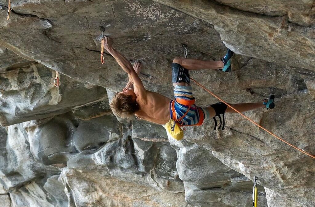 Alex Megos escalando en Flatanger