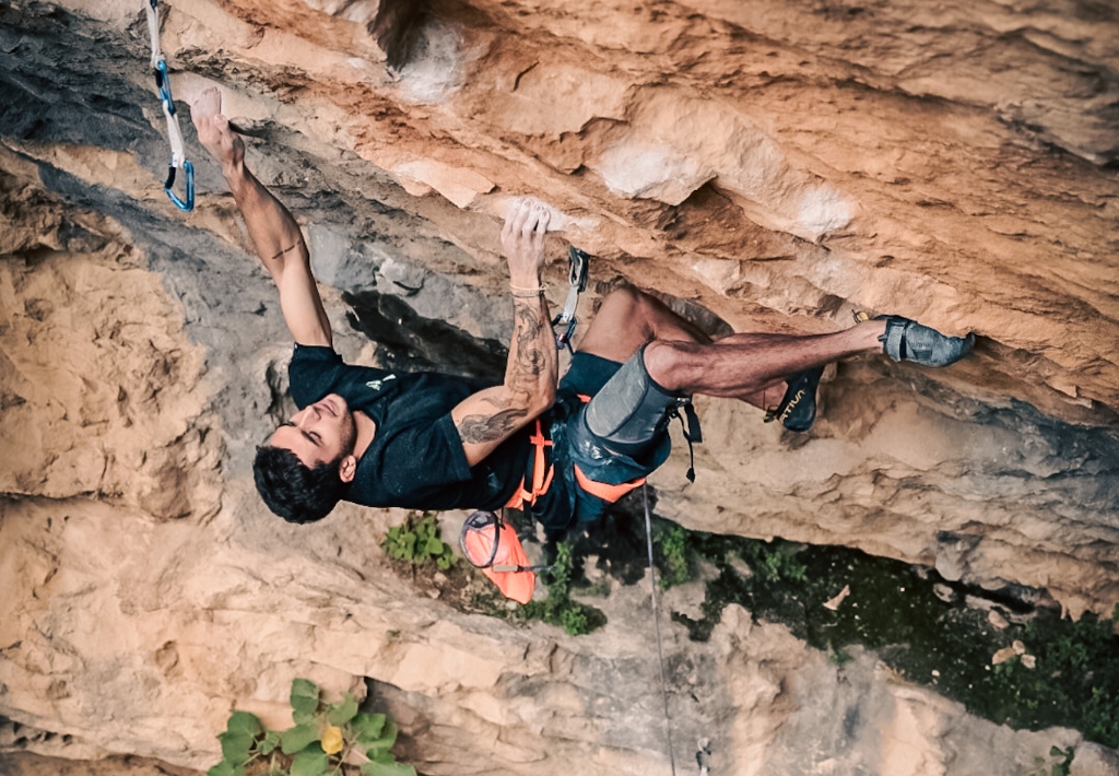 Alberto Ginés escalando en Rodellar