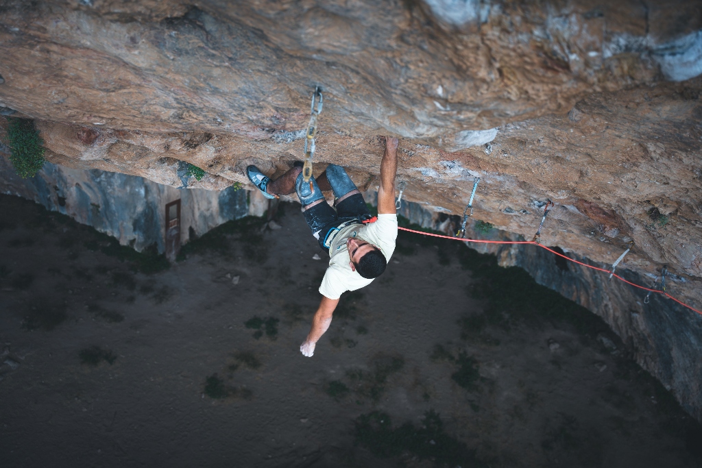 Hèctor Bazán escalando en Santa Linya