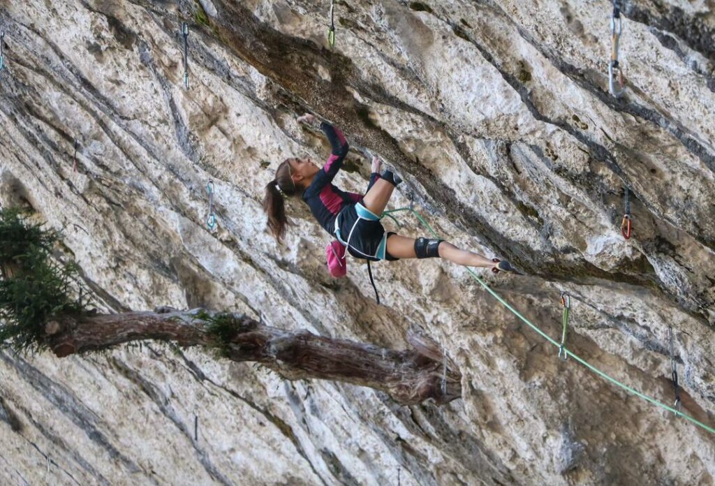 Laura Rogora escalando en el Verdon