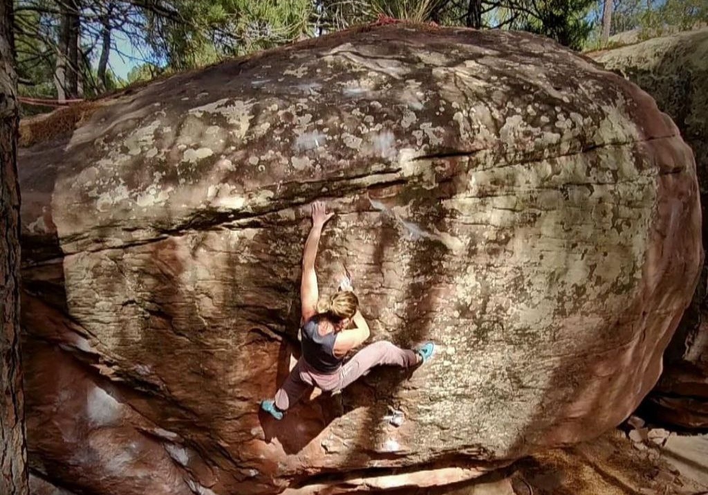 Marine Thevenet escalando en Albarracín