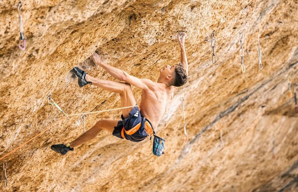 Toby Roberts escalando en Margalef