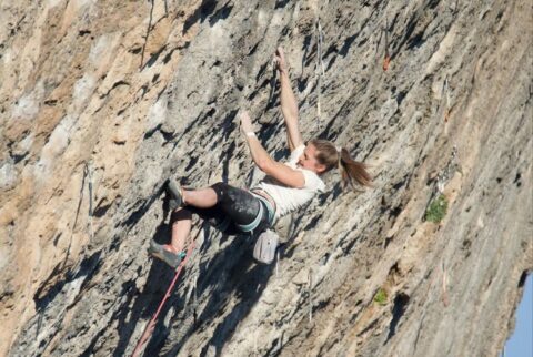 Jessica Pilz encadena ‘Papichulo’ 9a+, en Oliana