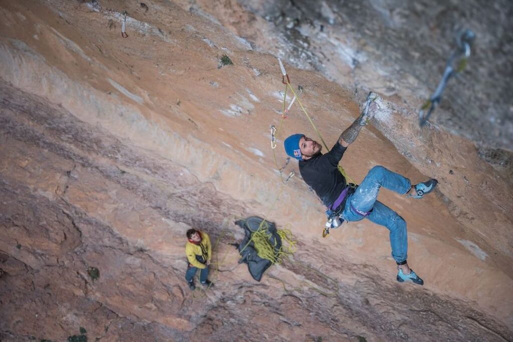 Felipe Camargo escalando en Siurana