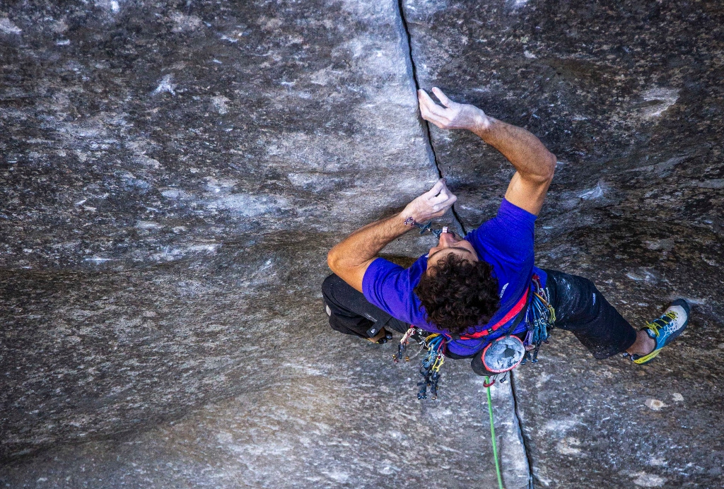 Jacopo Larcher escalando Magic Line