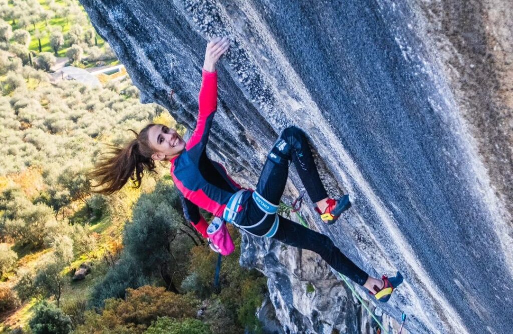 Laura Rogora escalando en Arco