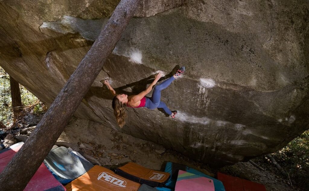 Michaela Kiersch escalando en Cresciano