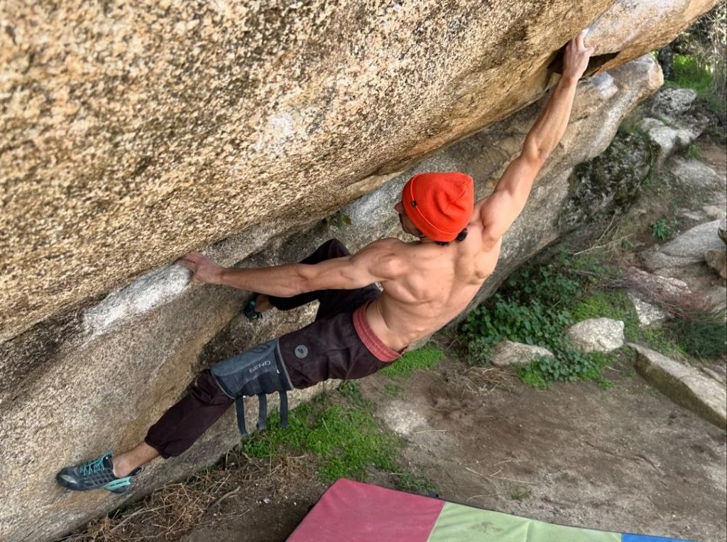 Pablo Zamora escalando en Torrelodones