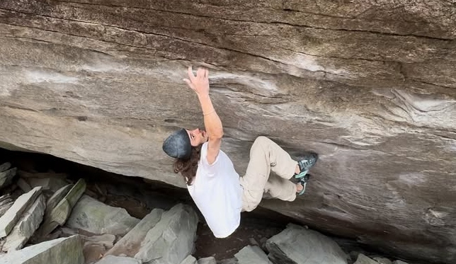 Sean Bailey escalando en Chironico