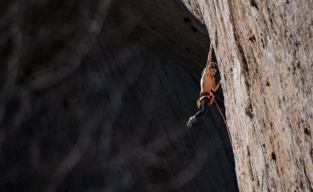 David Bermúdez escalando en Cuenca