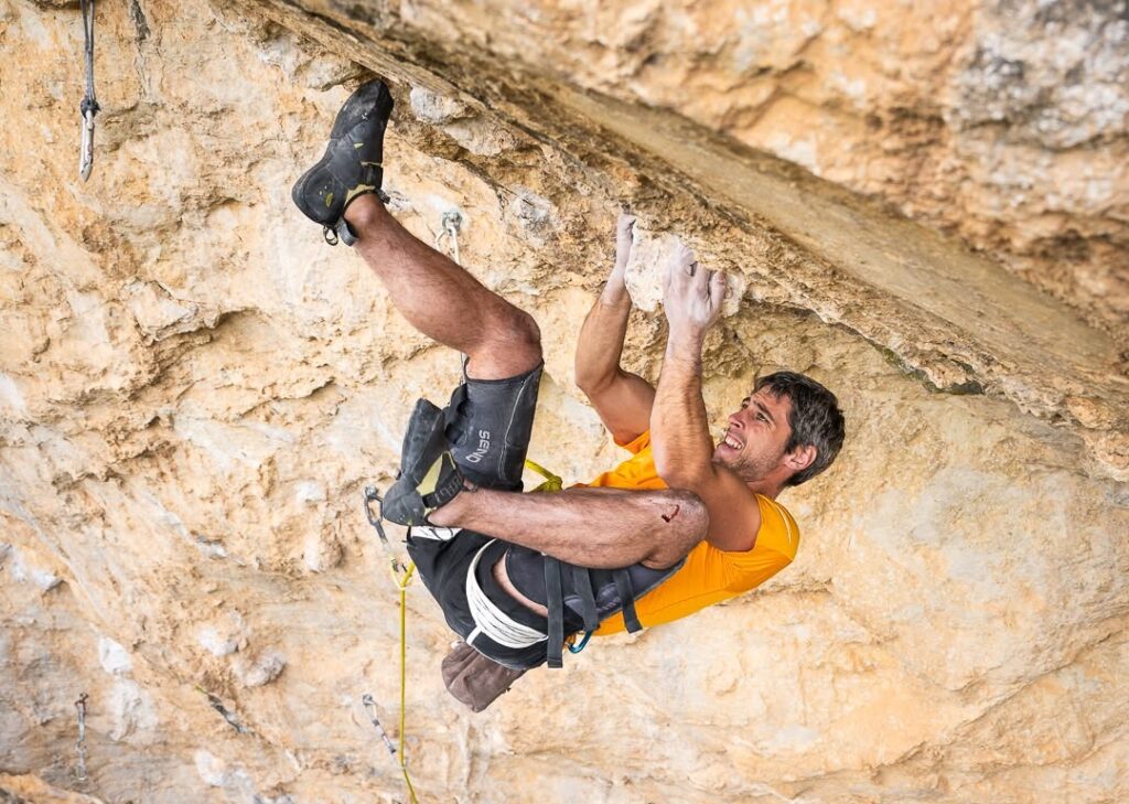 Jonatan Flor escalando en Otiñar