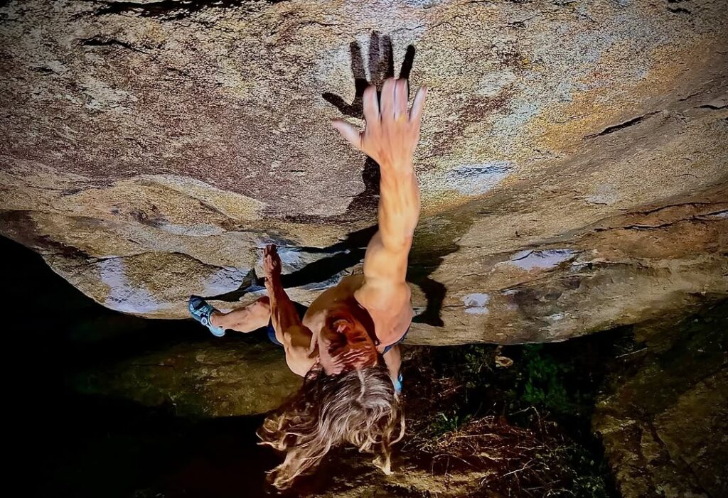 Juan Alonso escalando en Castillo de Bayuela