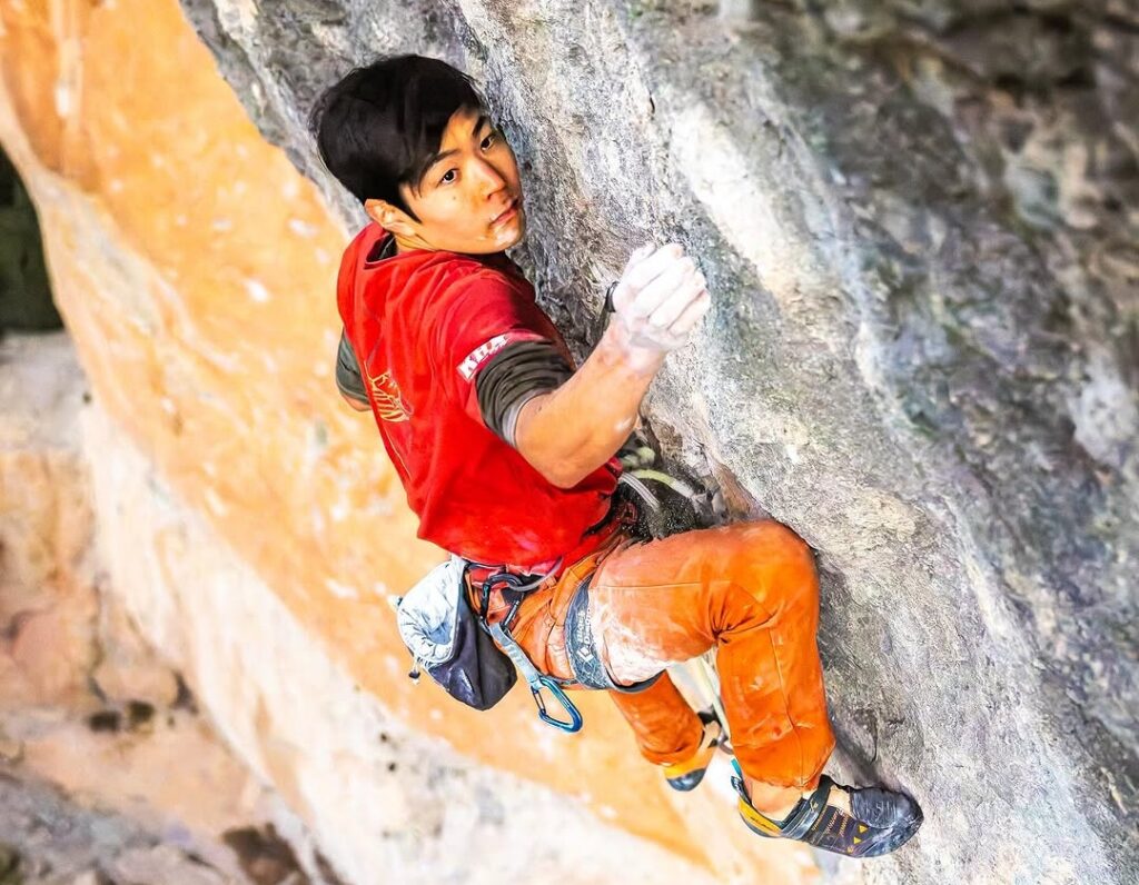 Taisei Homma escalando en Siurana