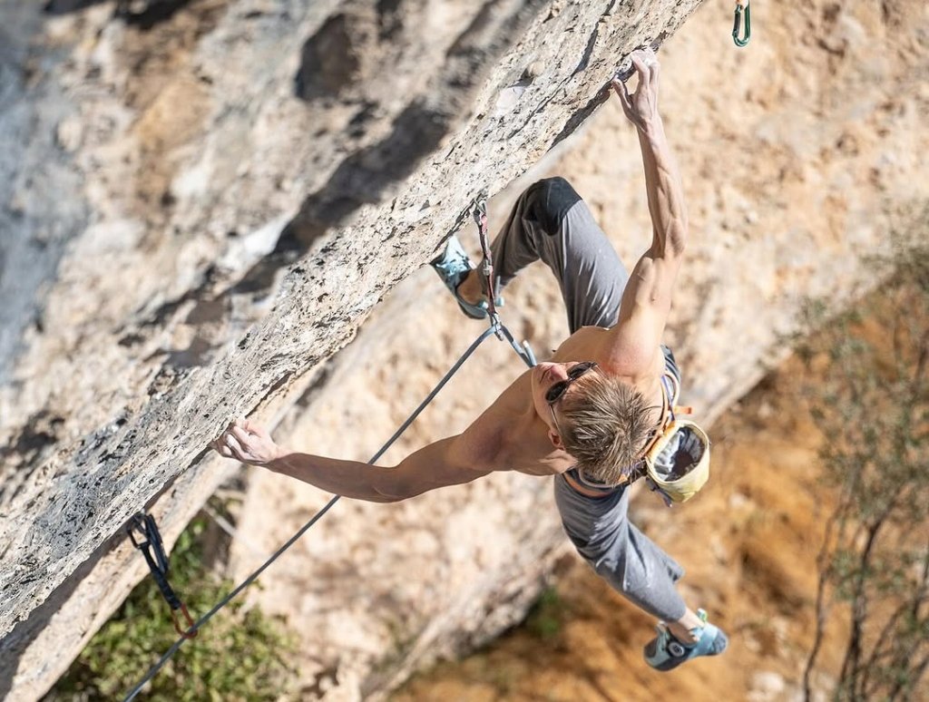 Alex Megos escalando El Touareg Blanco