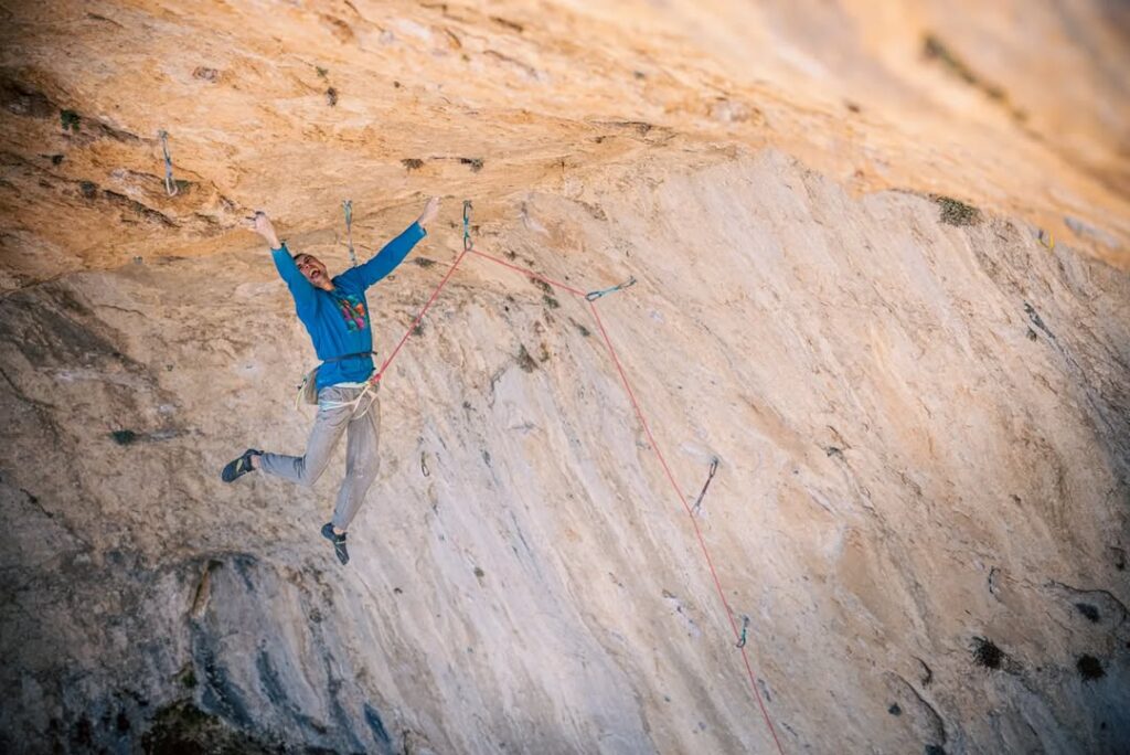 Álex Garriga escalando en Cuenca