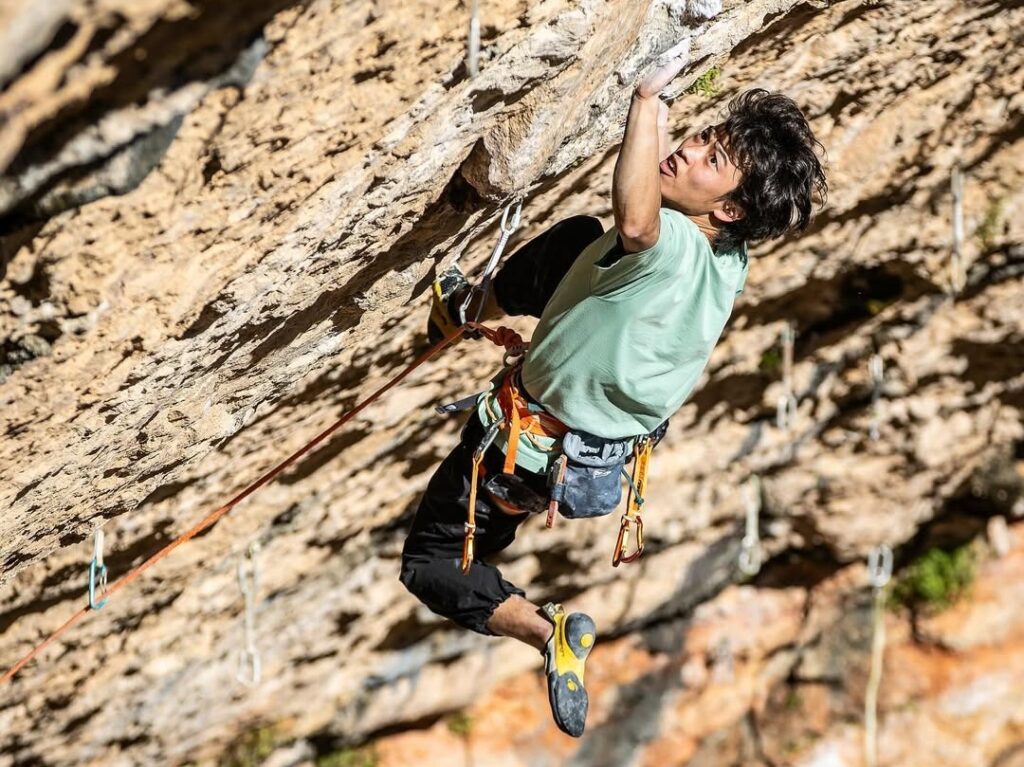 Yu Okumura escalando en Santa Linya