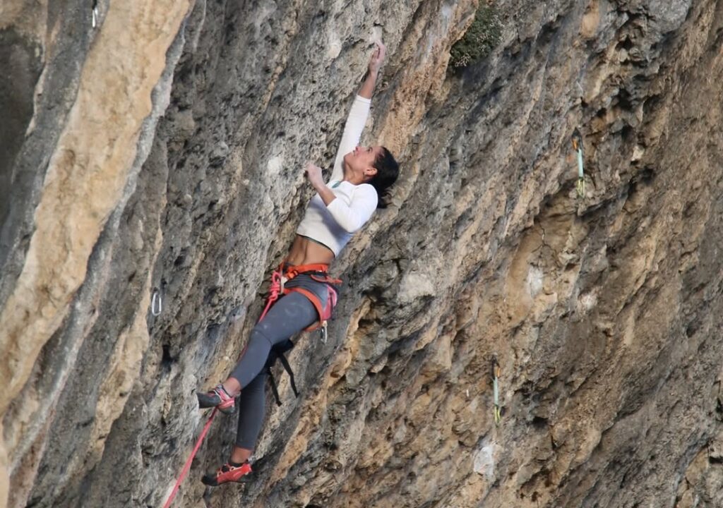 Sara Richart escalando en Oliana