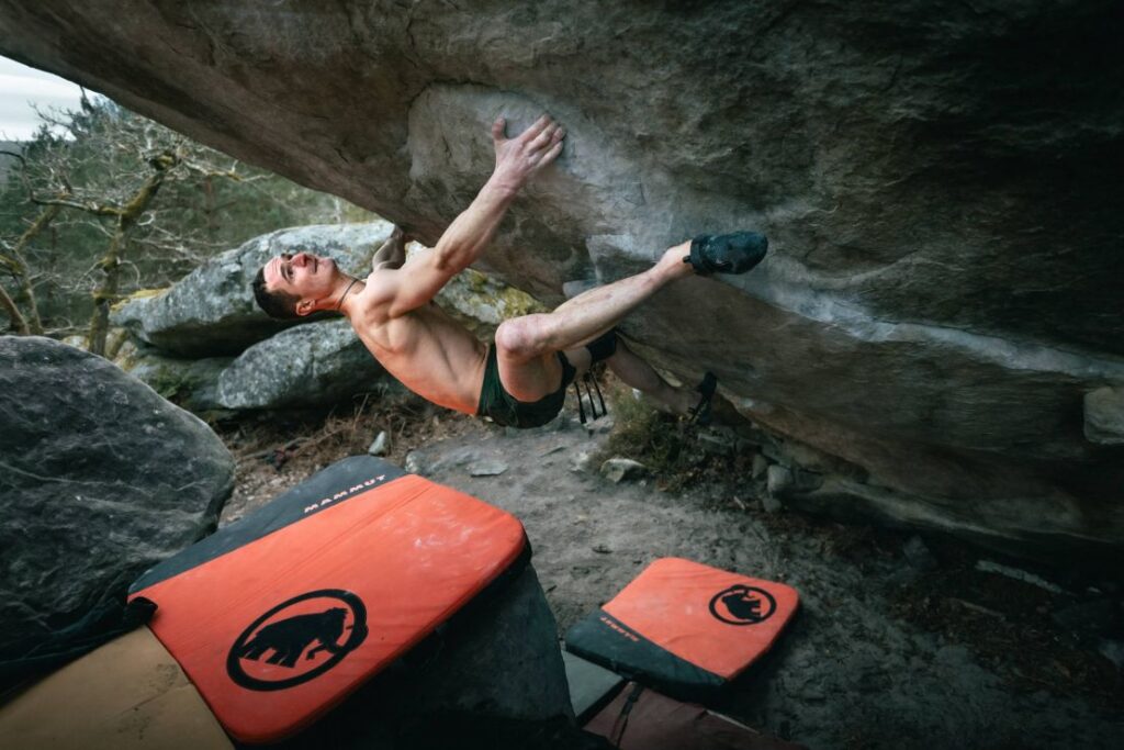 Adam Ondra escalando en Fontainebleau