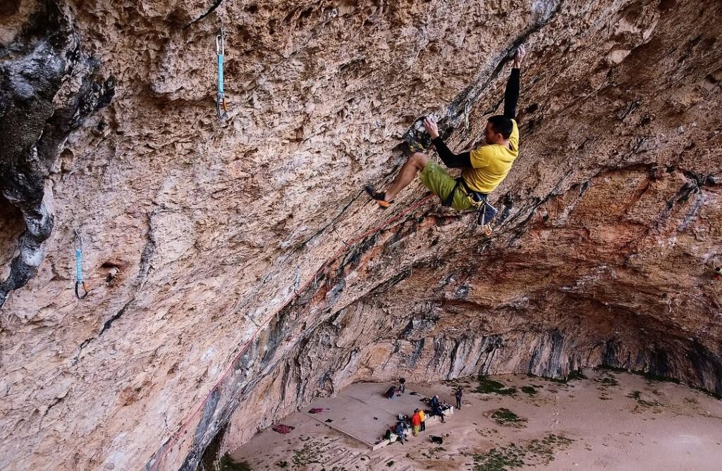 Cristian Gutiérrez escalando en Santa Linya