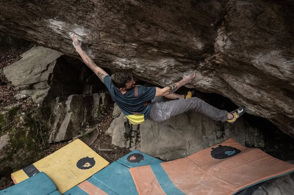 Elias Iagnemma escalando en Chironico