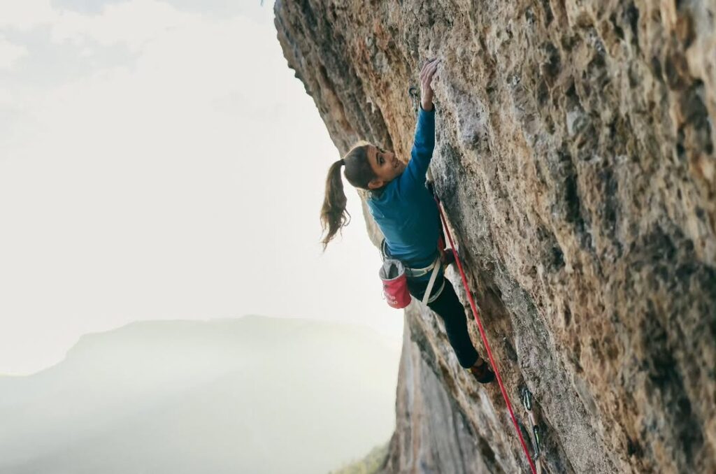 Laura Rogora escalando en Oliana