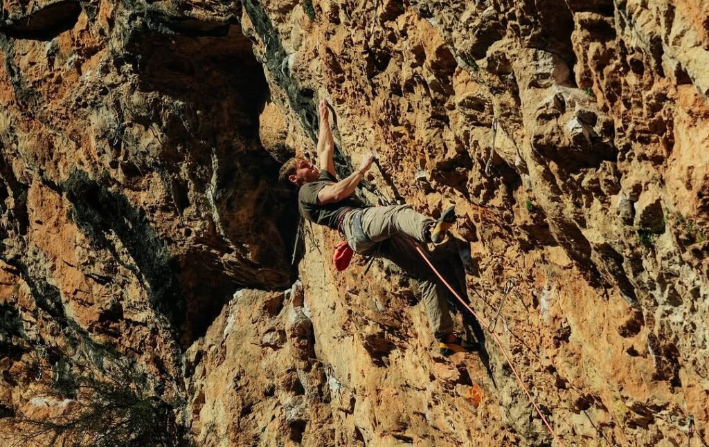 Mikel Linacisoro escalando en Santa Linya