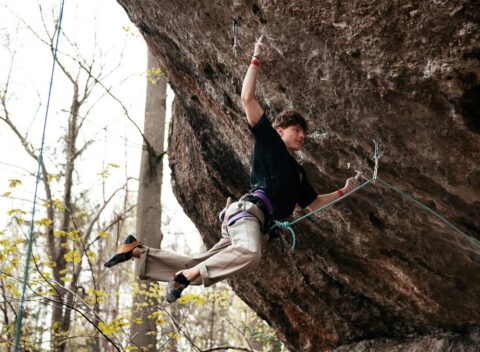 Lukáš Mokroluský encadena ‘Action Directe’ 9a