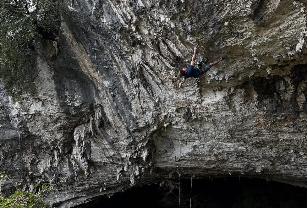 Eneko Carretero escalando en la Cueva de Baltzola