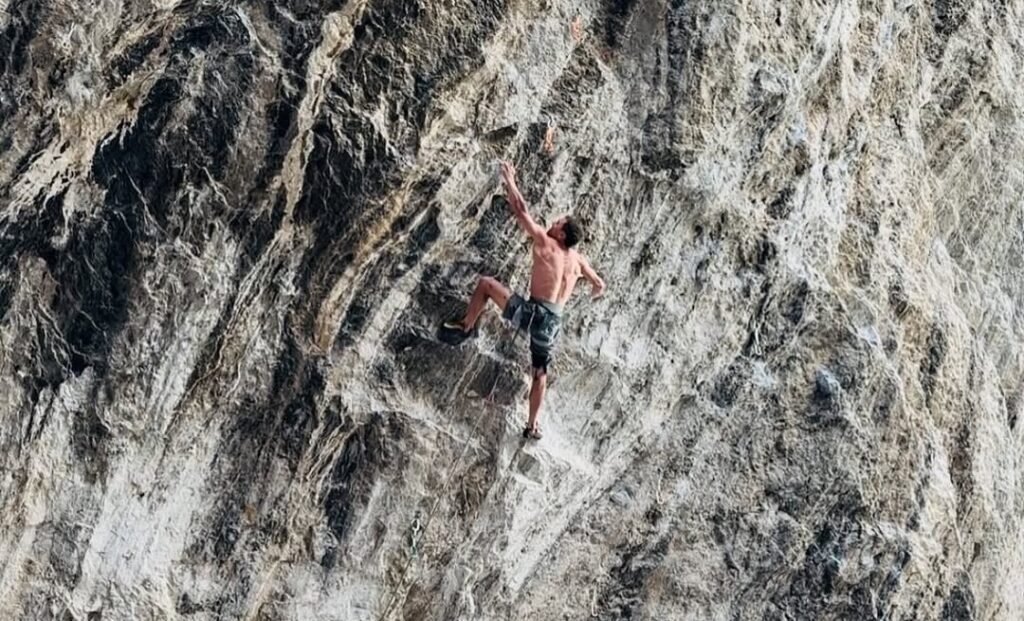 Jonathan Siegrist escalando en Arco