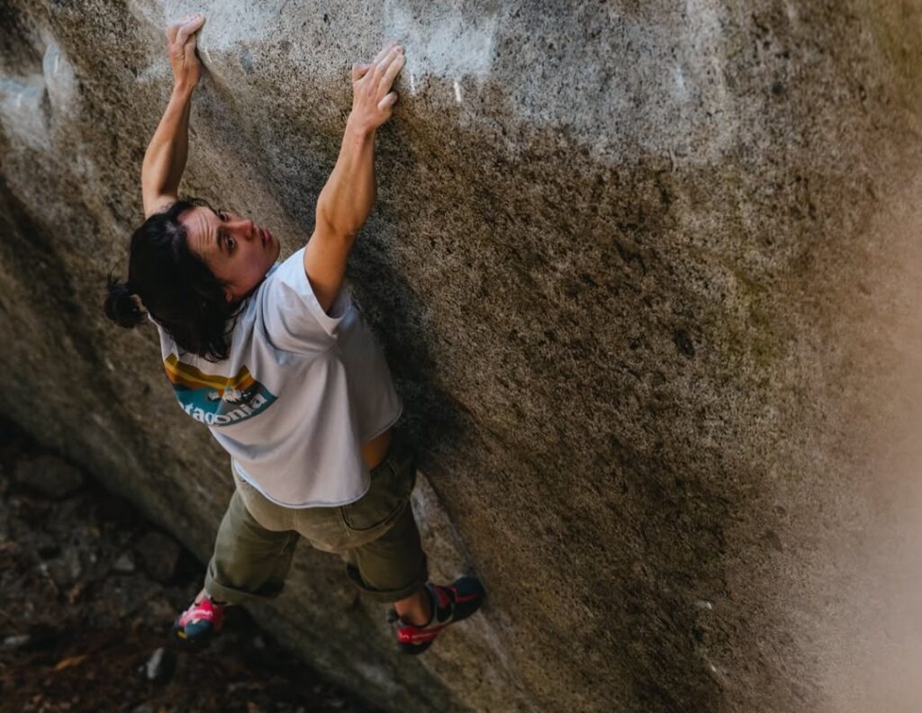 Katie Lamb haciendo boulder en Yosemite
