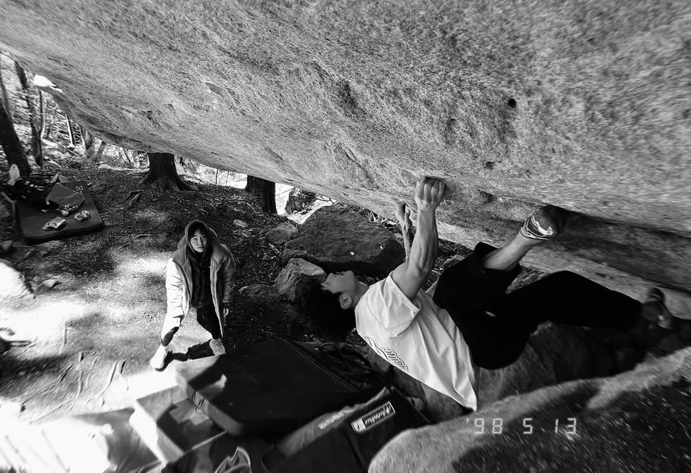 Min Hyunbin haciendo boulder