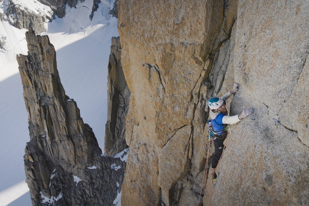 Siebe Vanhee escalando Voie Petit