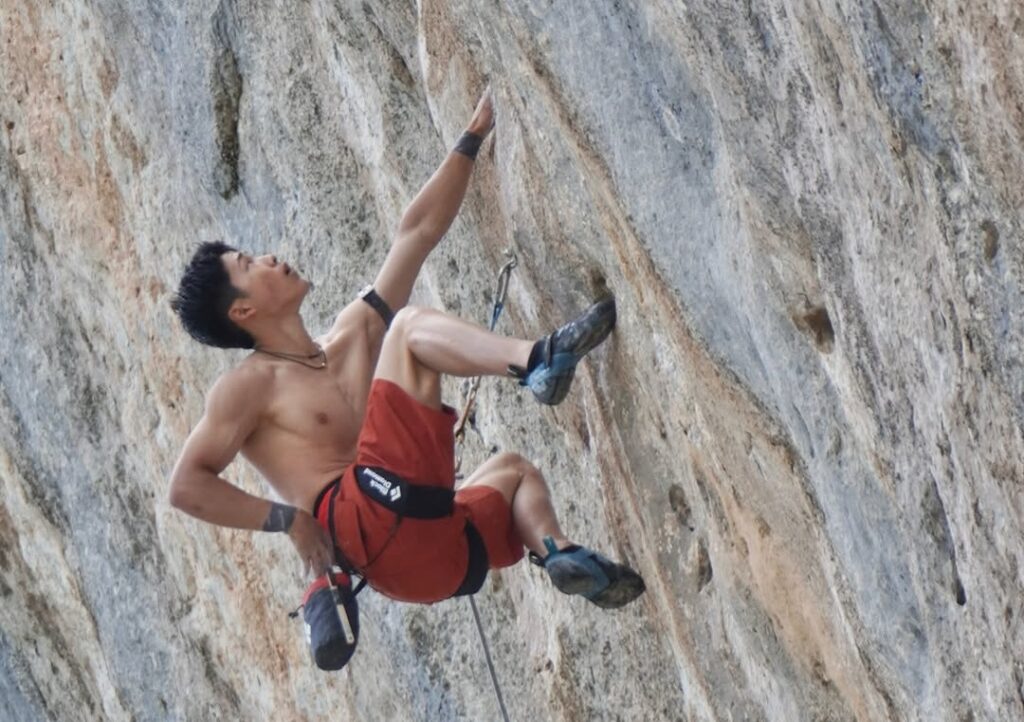 Satone Yoshida escalando en Céüse