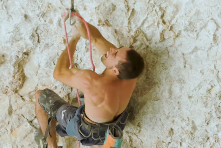 Álex Garriga escalando en Rodellar