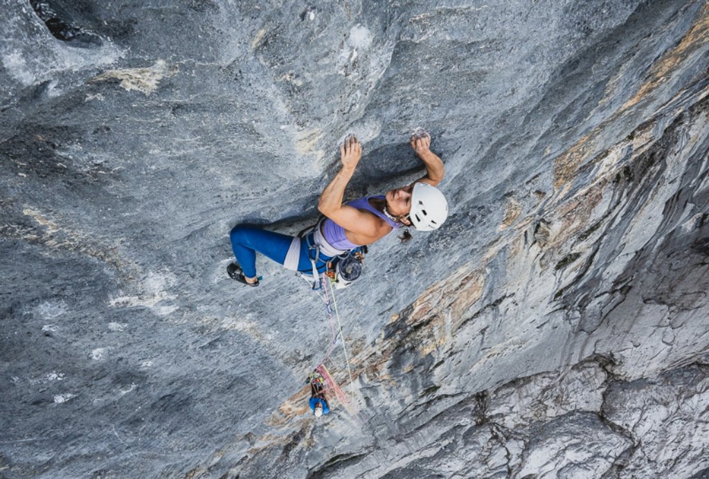 Katherine Choong escalando en el Titlis