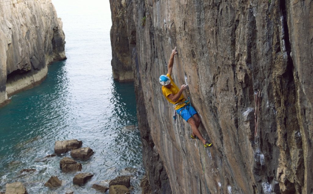 Siebe Vanhee escalando en Pembroke