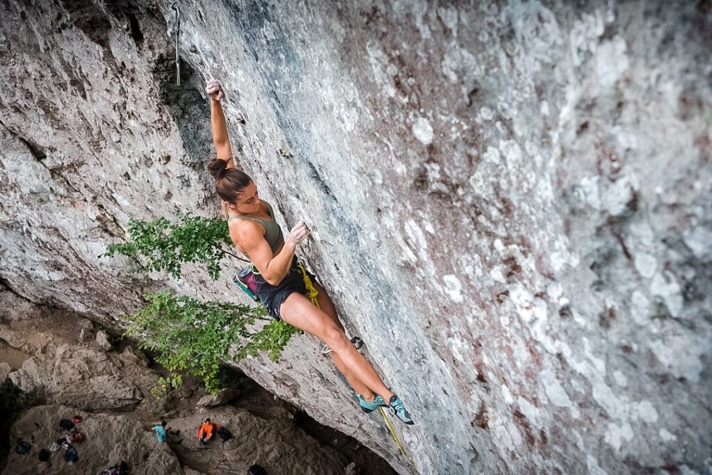 Ainhize Belar escalando en Ilarduia