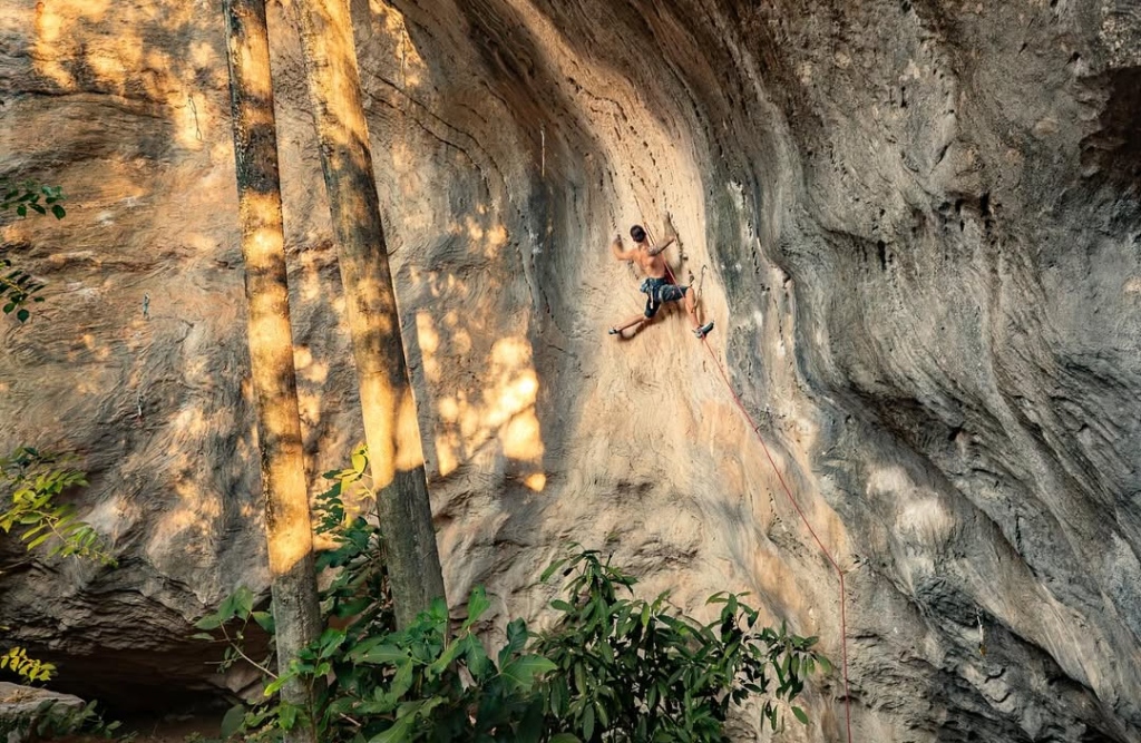 Felipe Camargo escalando en Serra do Cipó
