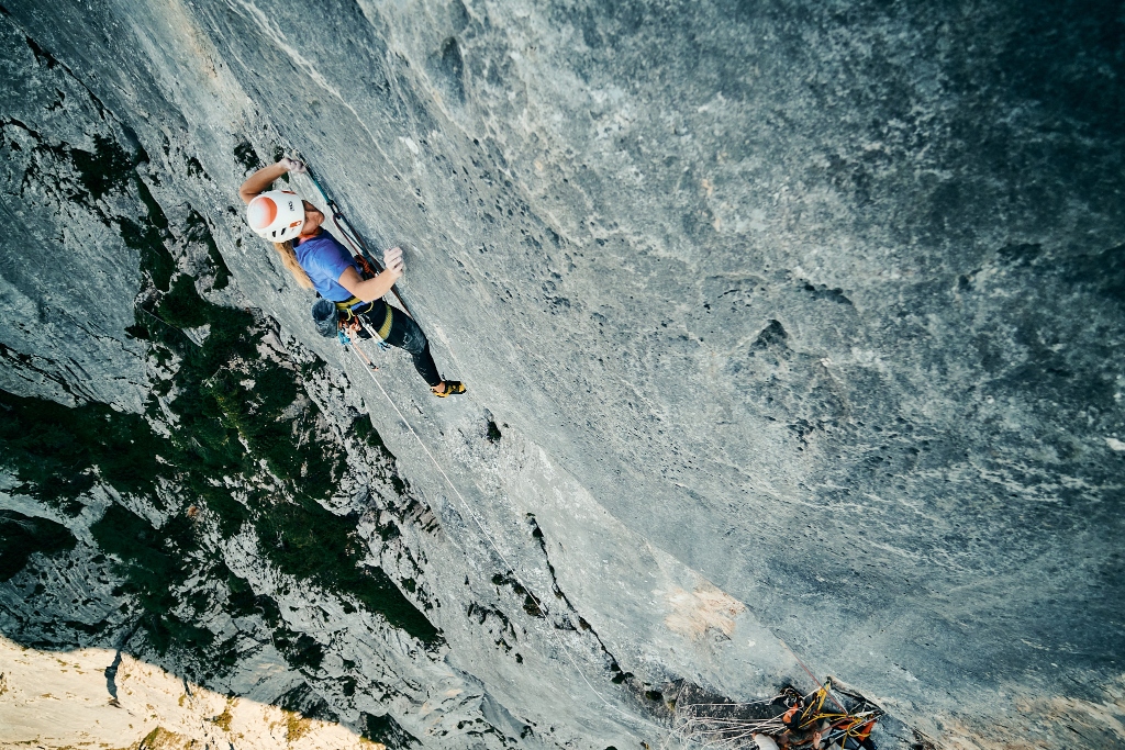 Lara Neumeier escalando la vía End of Silence