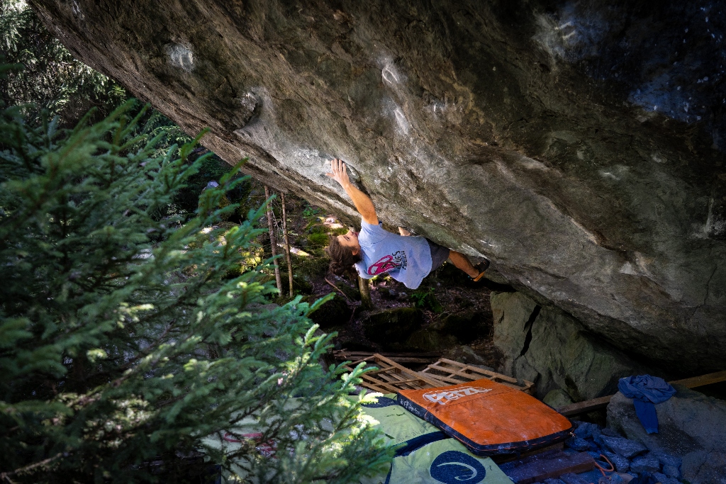 Pietro Vidi haciendo boulder