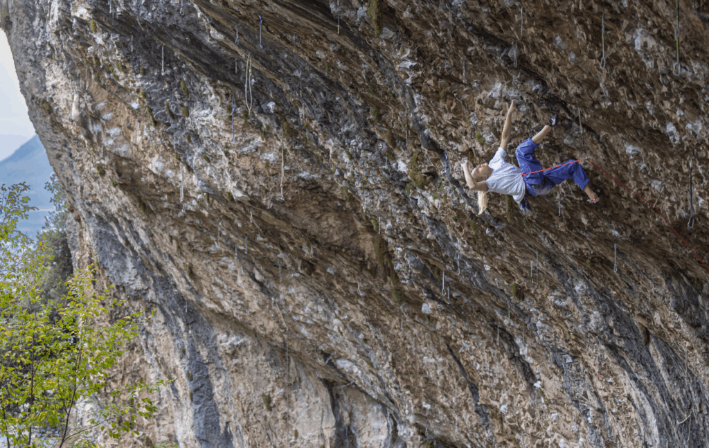 Janja Garnbret escalando Pure Dreaming