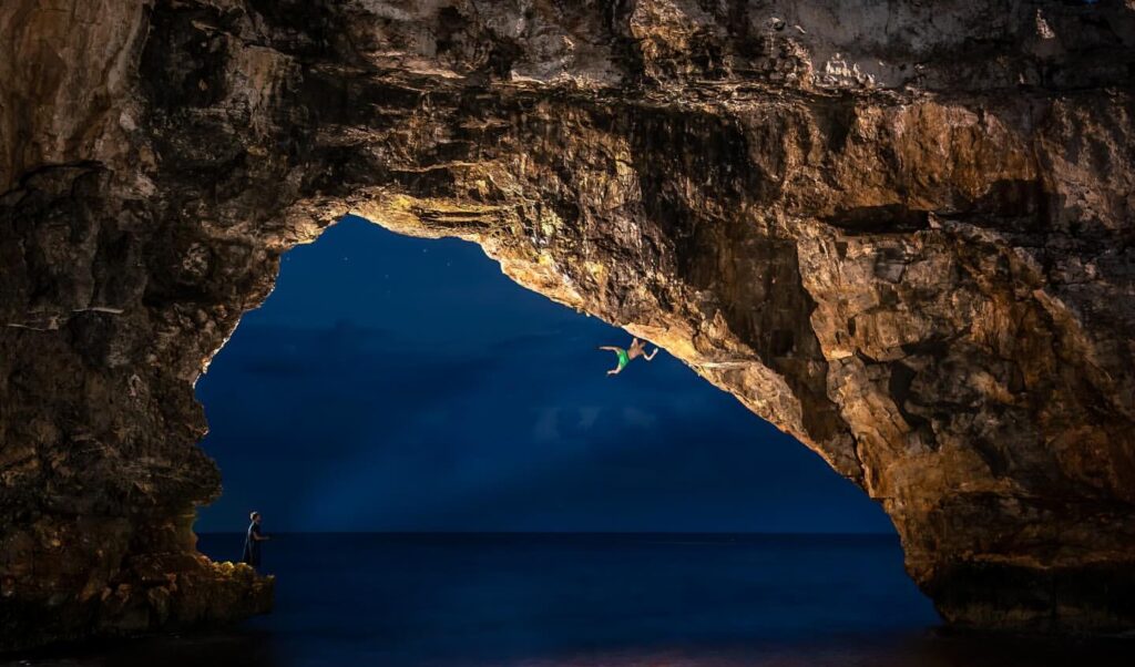 Darius Rapa escalando en Mallorca