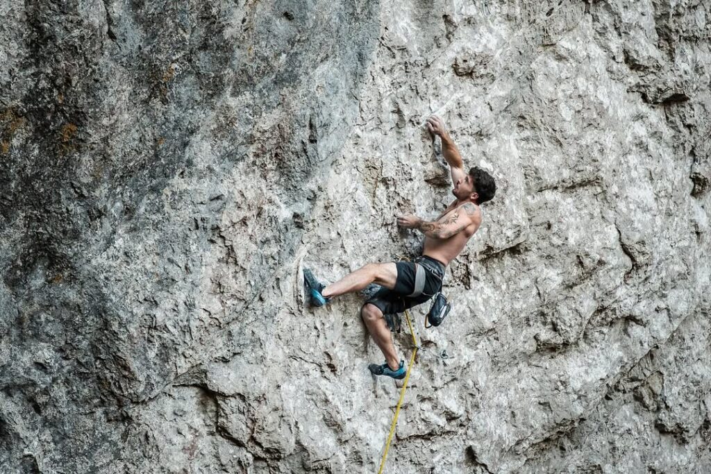 Eneko Carretero escalando en Ilarduia