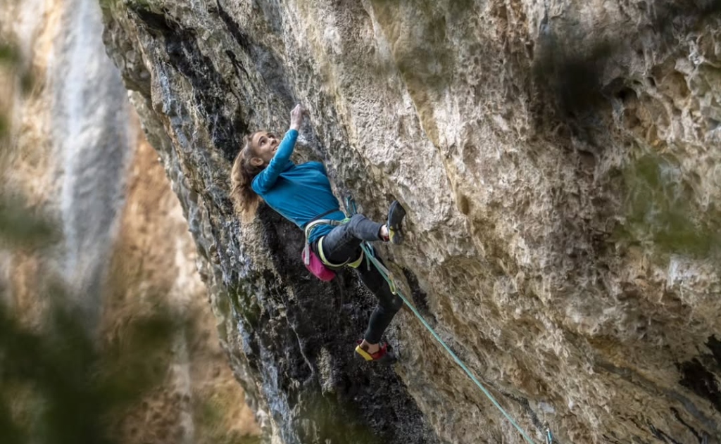 Laura Rogora escalando La Ligne Claire