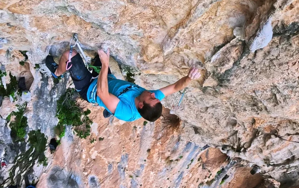 Martin Tekles escalando en Villanueva del Rosario