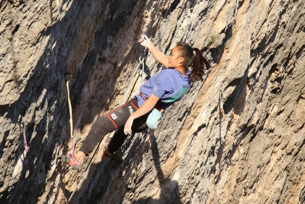 Chaehyun Seo escalando en el Alt Urgell