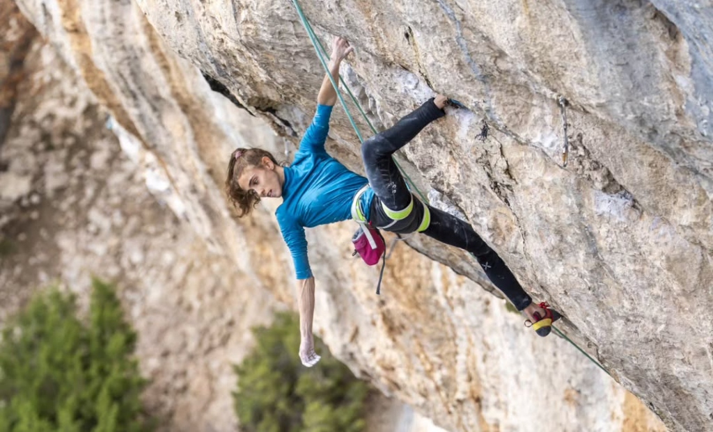 Laura Rogora escalando en Saint-Léger-du-Ventoux