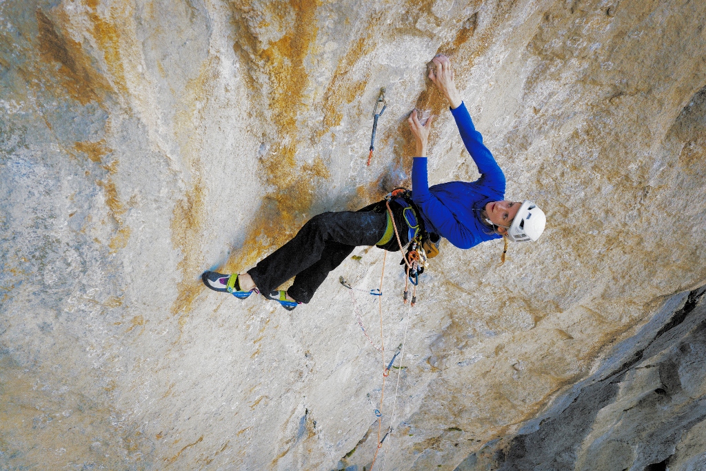 Matilda Söderlund escalando en Paklenica