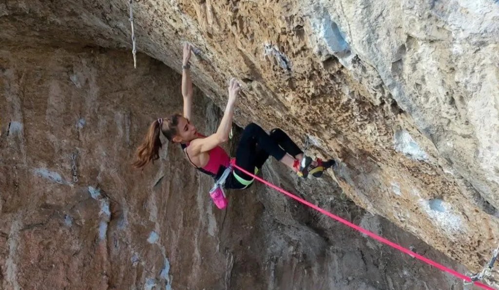 Laura Rogora escalando en Ferentillo
