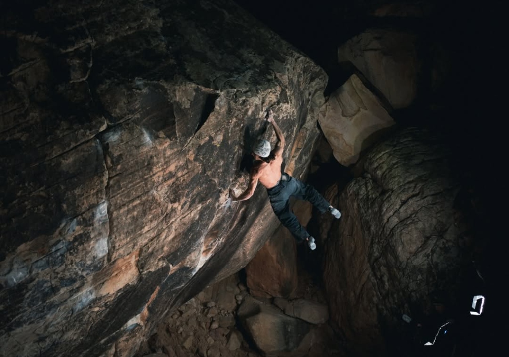 Zach Galla escalando en Red Rock